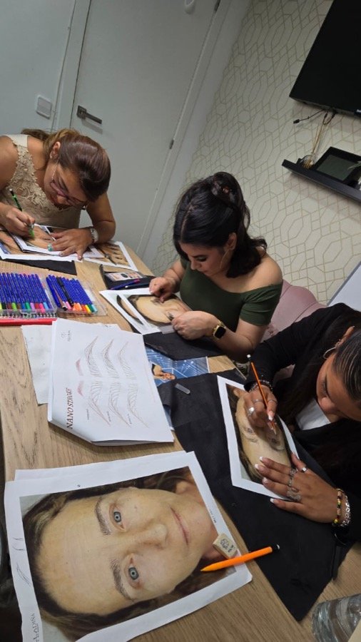Alumnas en Clase de Trazado de Cejas